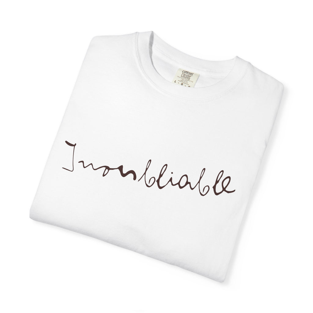 White t-shirt with 'Inoubliable' text on a white background